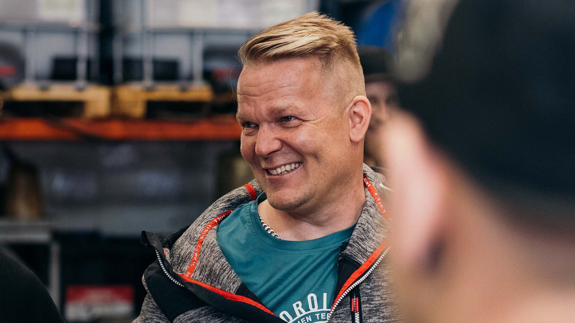 Korjaamoyritt&auml;j&auml; Jyrki Paunonen hymyilee korjaamolla